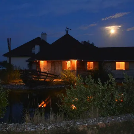 Lila Akac Vendeghaz Guest house