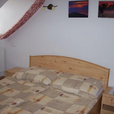 Lila Akac Vendeghaz Dabrony