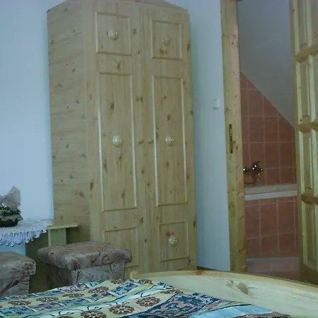 Lila Akac Vendeghaz Pensiune Dabrony